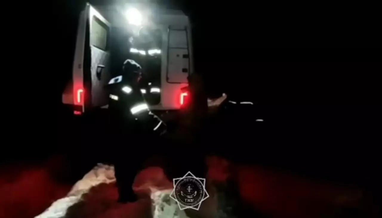 Спасатели эвакуировали троих рыбаков в ВКО