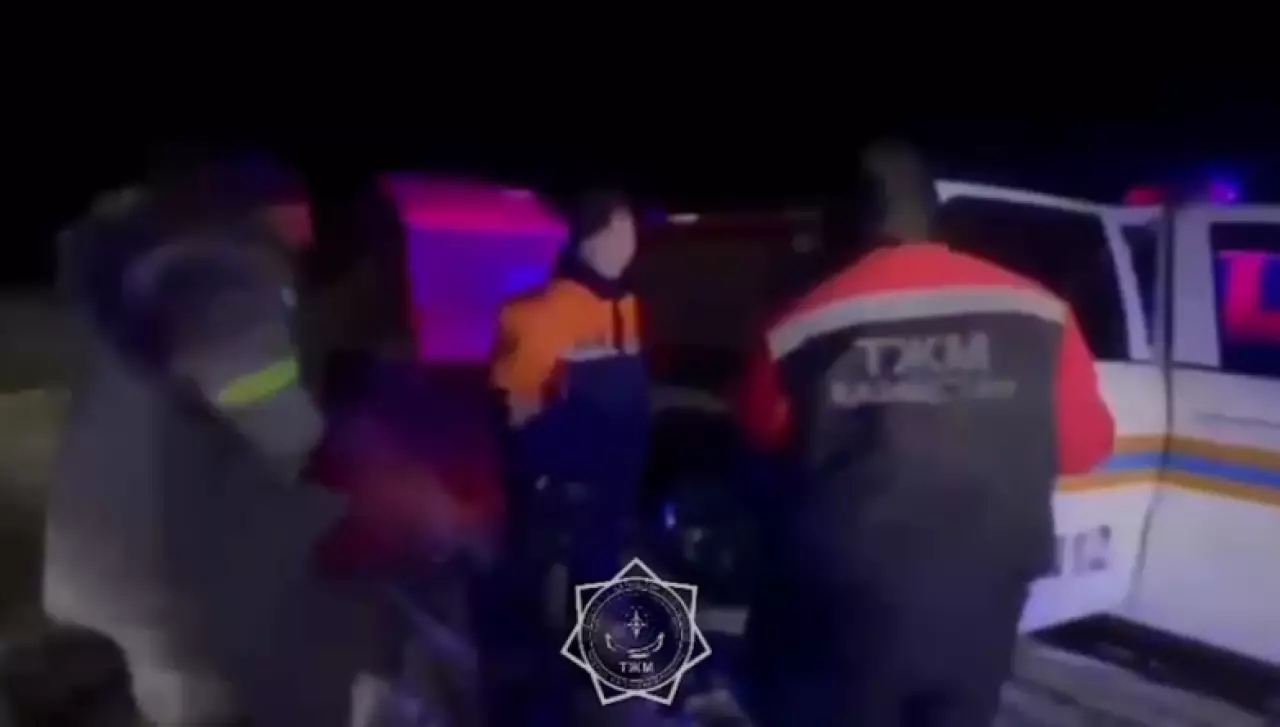 Легковушка застряла в снежном заносе в области Абай