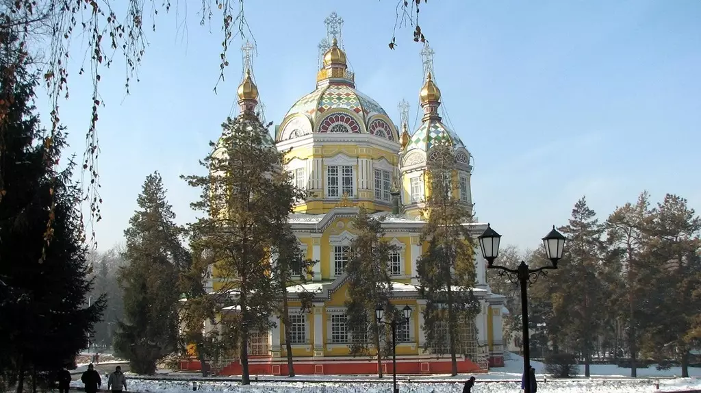 Рождество празднуют православные верующие в Казахстане