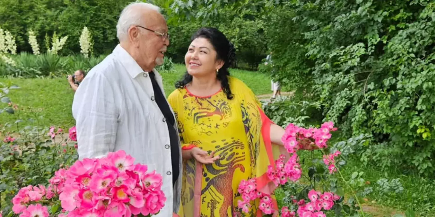 «Қосағымнан үш минутта айырылып қалдым»: Асанәлі Әшімовтың жұбайы жантебірентерлік жазба жариялады