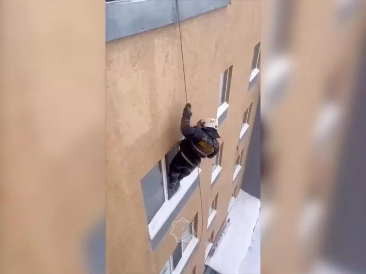 Один дома: в Астане спасатели освободили из запертой квартиры ребенка