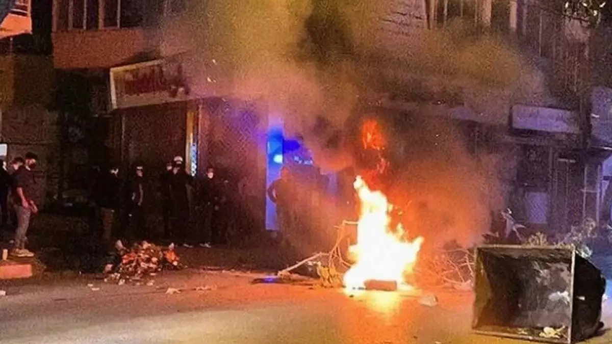 Иранда наразылық білдірушілермен қақтығыс кезінде полиция қызметкері көз жұмды