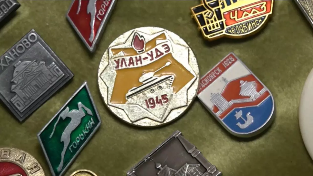 Фотограф-тілші өзі жинаған төсбелгі мен тиыннан шағын музей ашты