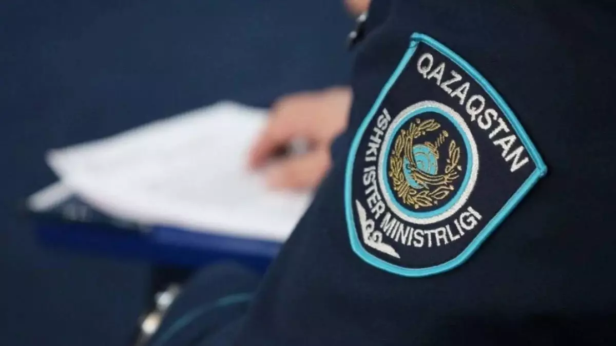 Жылу батареясына асылып қалған: Жамбылда полицейлер тұрғынды құтқарды