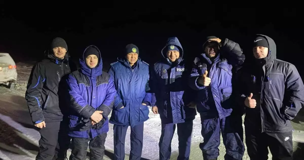  Шығыс Қазақстанда полицейлер жүргізушілерді қар құрсауынан құтқарды 