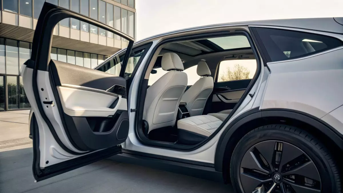 Новый Xiaomi SU7 показали официально: обновлённый салон и старт предзаказов