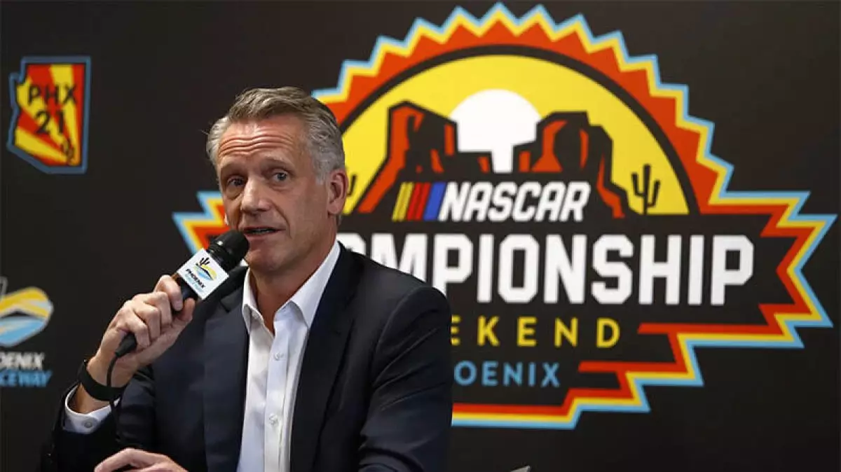 NASCAR лишился комиссара из-за СМС: что он писал о легенде автоспорта