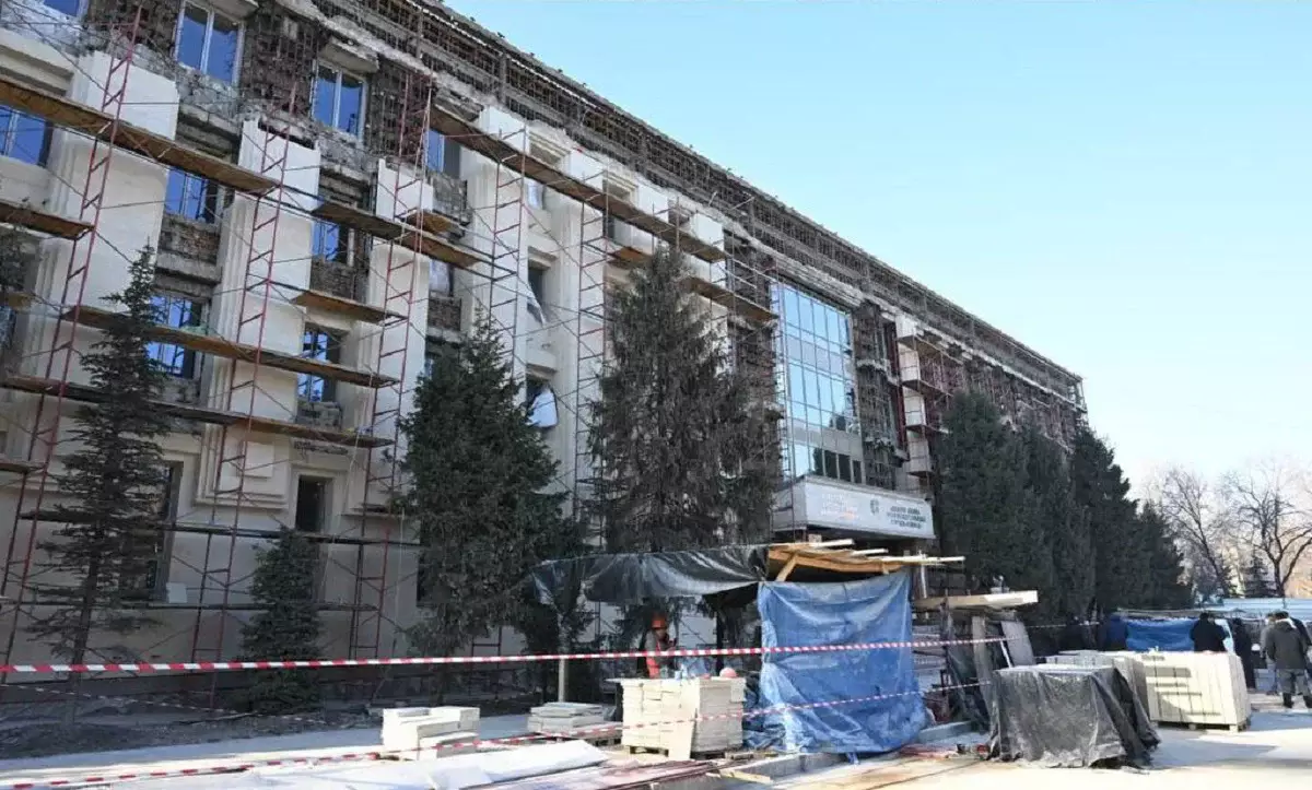 Аким Алматы проверил ход реконструкции некоторых объектов города
