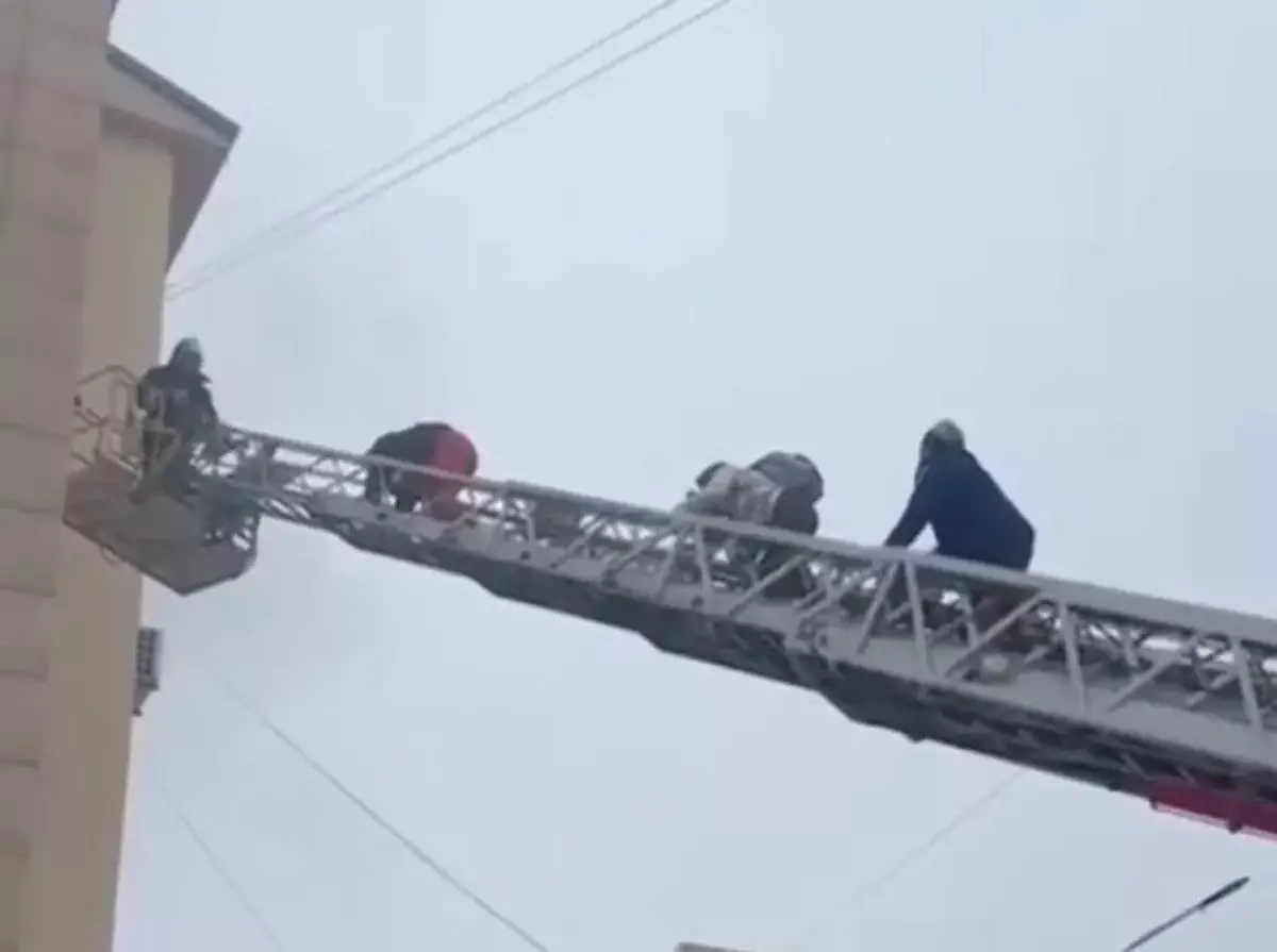 Пожар в многоэтажке: в Талдыкоргане эвакуировали жильцов из окон верхних этажей