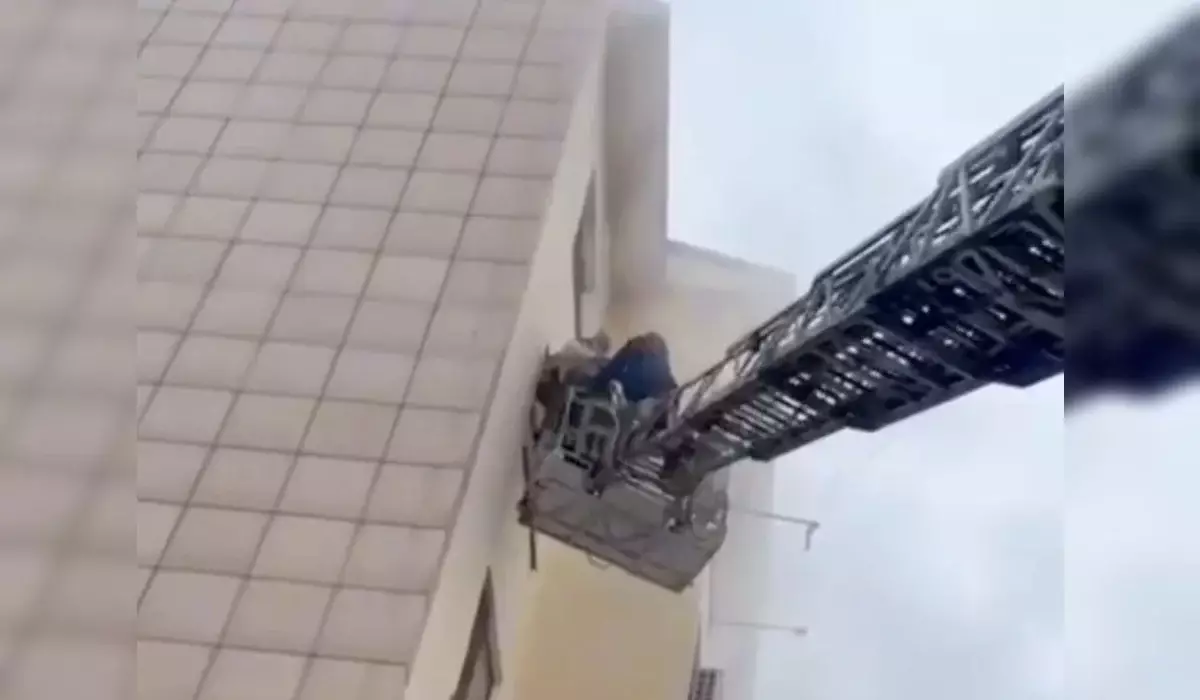 Семерых детей эвакуировали из горящей многоэтажки в Талдыкоргане (ВИДЕО)