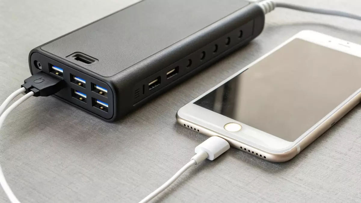 Зарядку для смартфона от обычных батареек анонсировала компания Olight