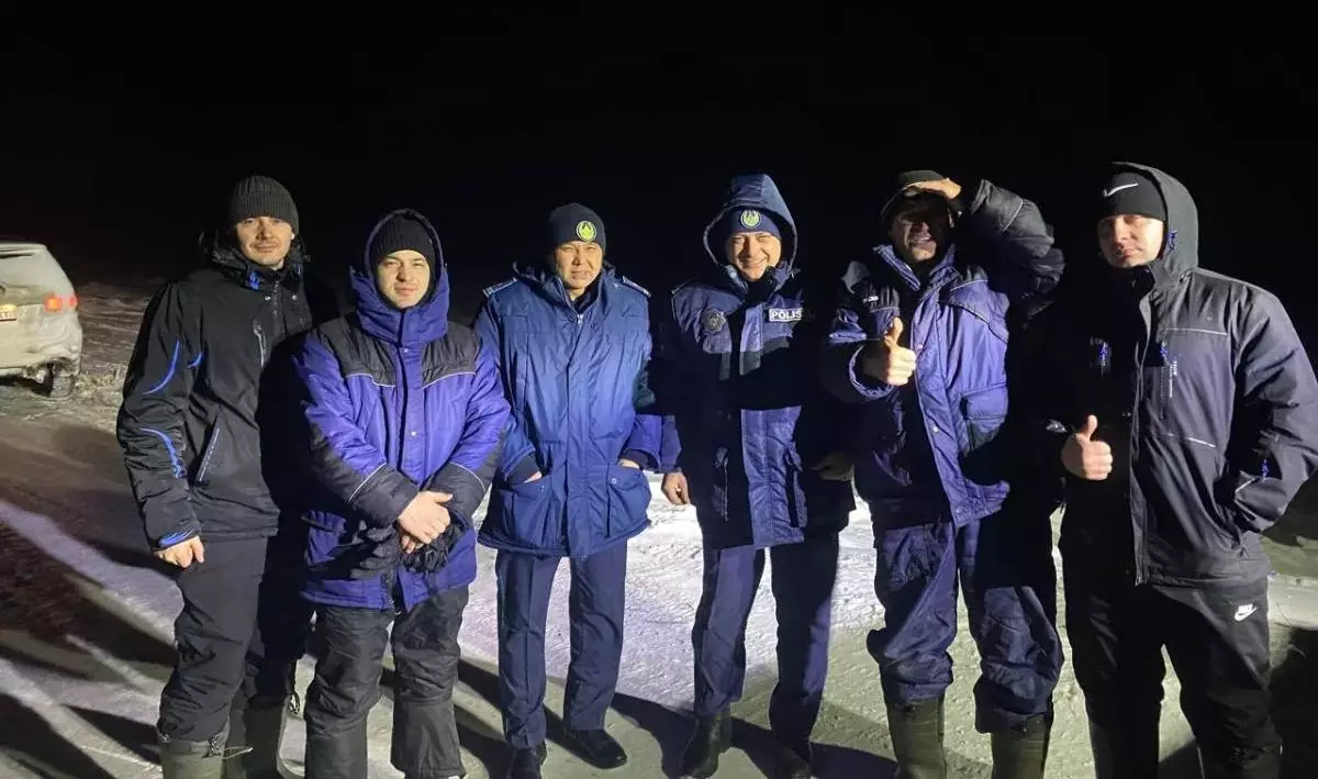 ШҚО-да полицейлер жүргізушілерді қар құрсауынан құтқарды