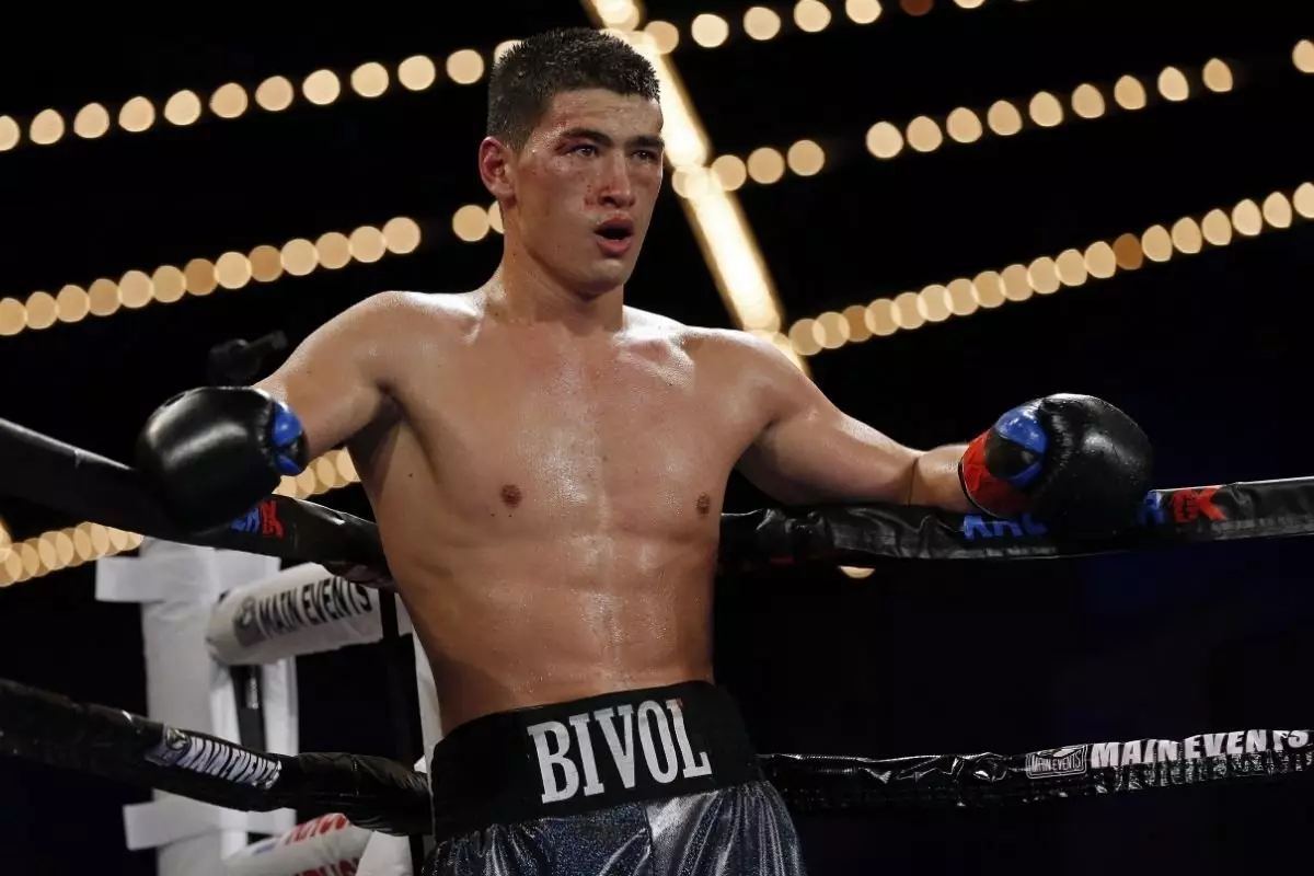 Дмитрий Бивол возвращается: Почему чемпион выбрал «разминочный» бой