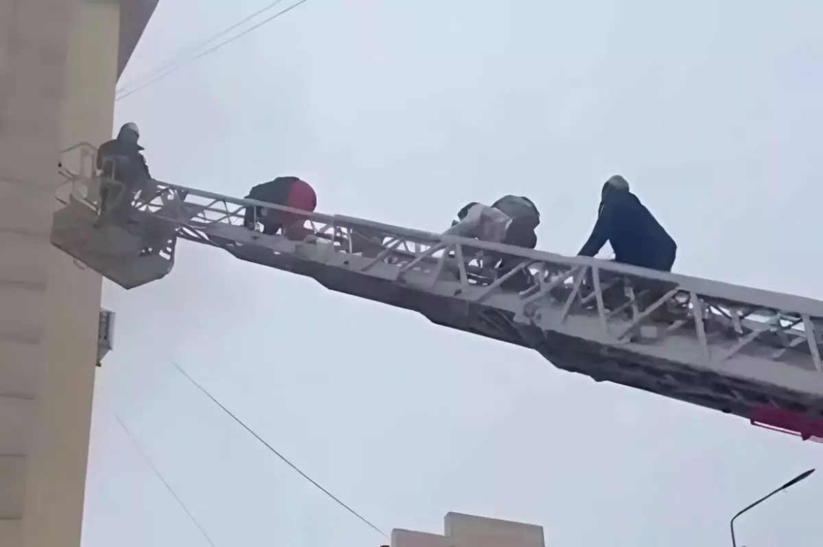 Пожарные эвакуировали семерых детей из задымленной пятиэтажки в Талдыкоргане