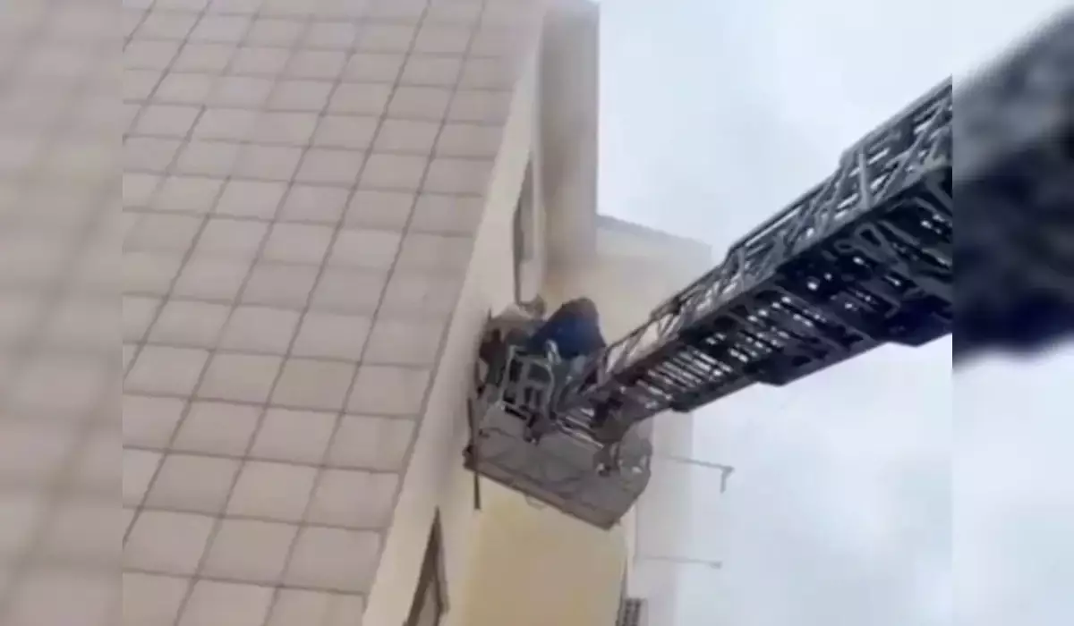 Талдықорғанда жанып жатқан көпқабатты үйден 7 бала құтқарылды