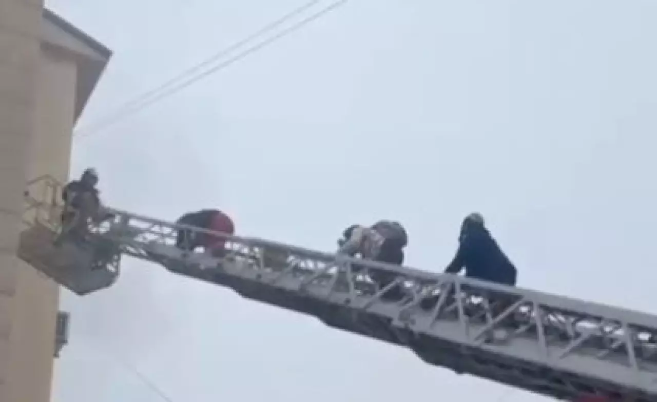 Өрт сөндірушілер балаларды тұрғын үйде шыққан өрттен құтқарды