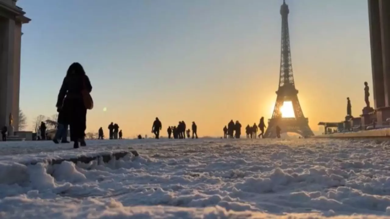 Снег и гололёд парализовали транспорт во Франции