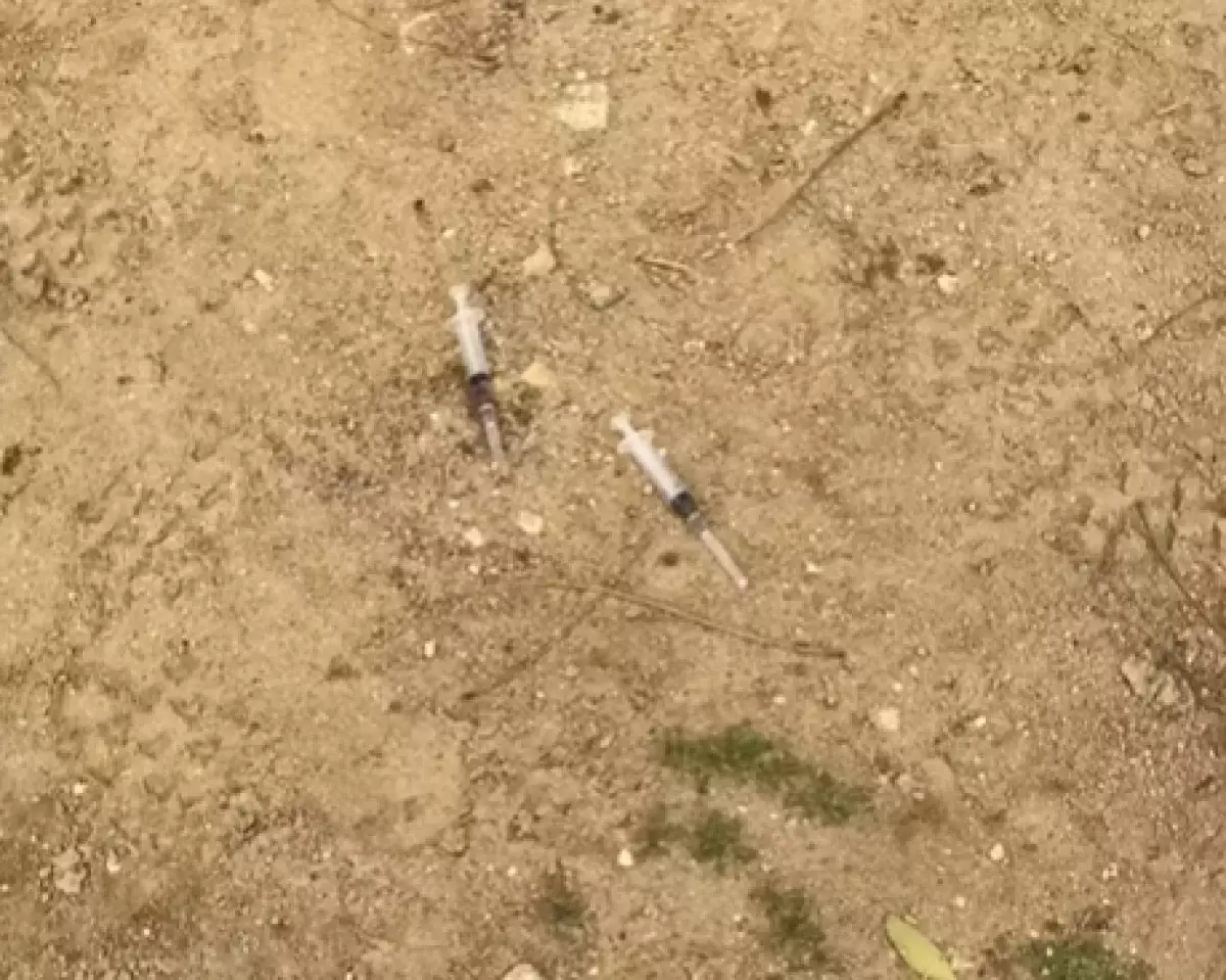 Использованные шприцы выбросили возле жилого дома в Актау