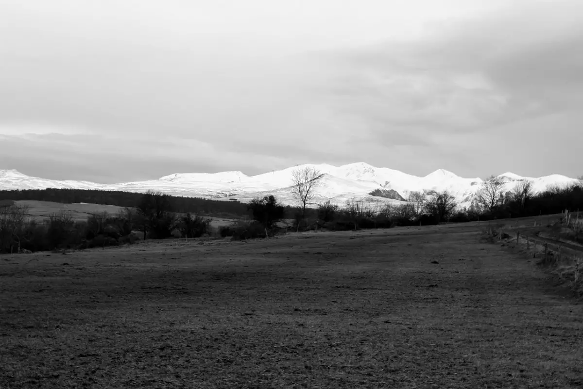 Черный снег засняли жители Сатпаева (ВИДЕО)