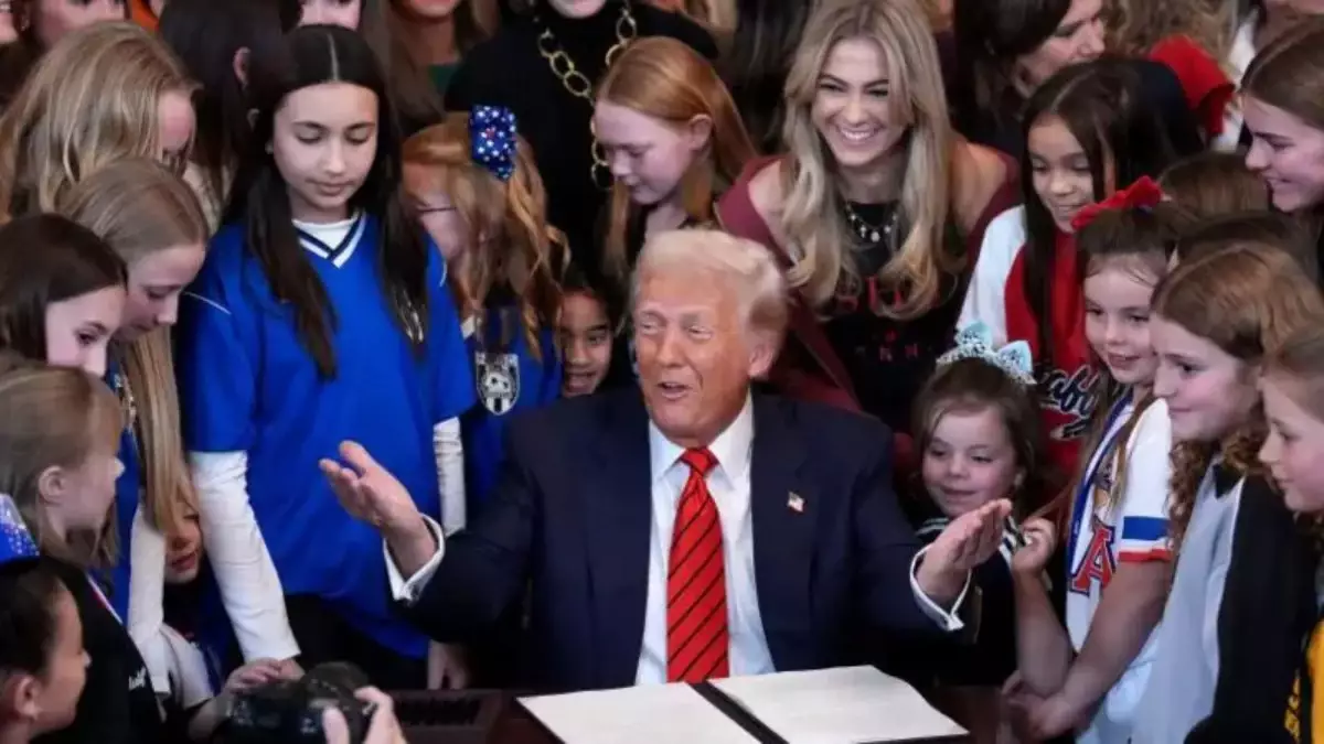 Трамп трансгендер спортшылардың әйелдердің жарысына қатысуына тыйым салды