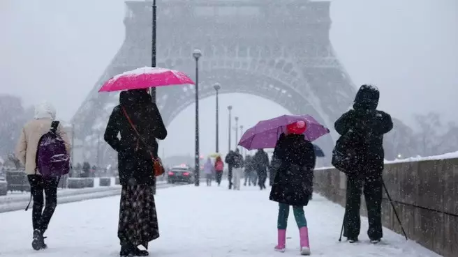 Париж әуежайларында қар мен көктайғақ салдарынан 150 рейс тоқтатылды