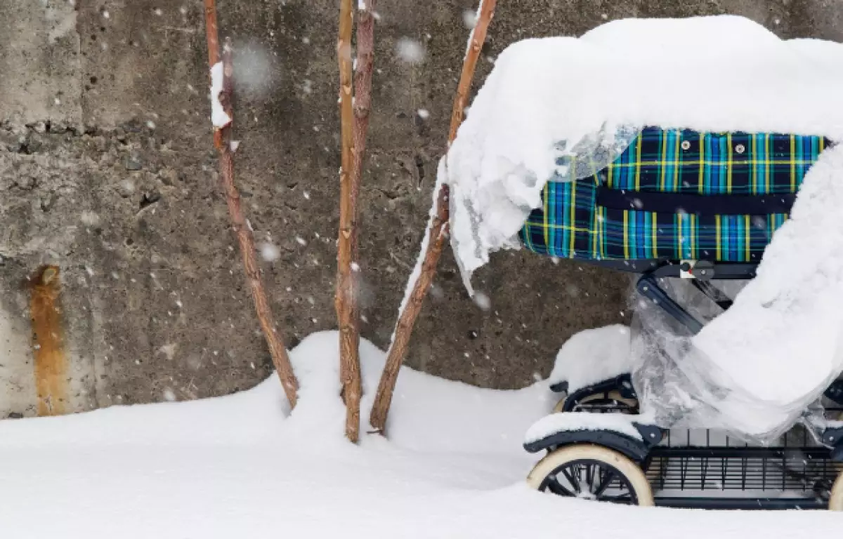 Детская коляска вспыхнула в подъезде дома в Таразе