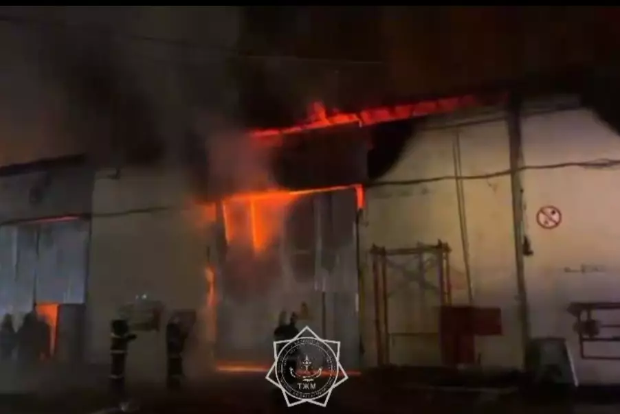 Крупный пожар в Алматы: горит склад на Северном кольце