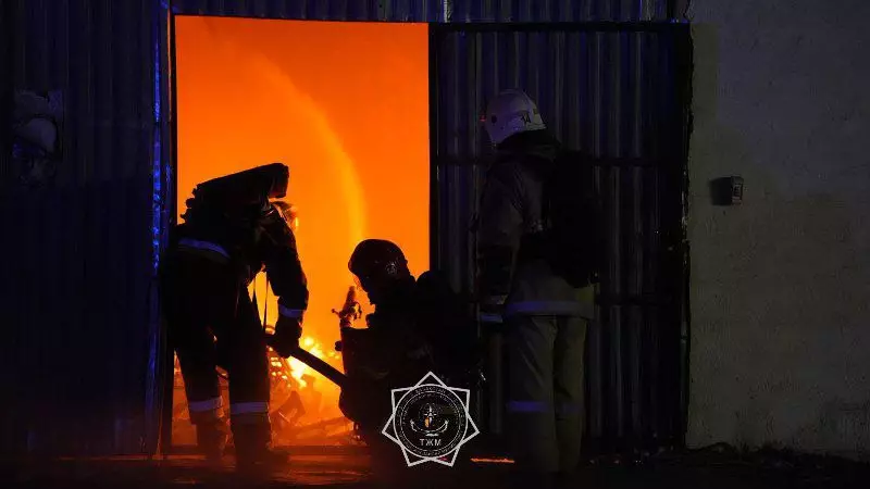 Крупный пожар произошел на складе в Алматы