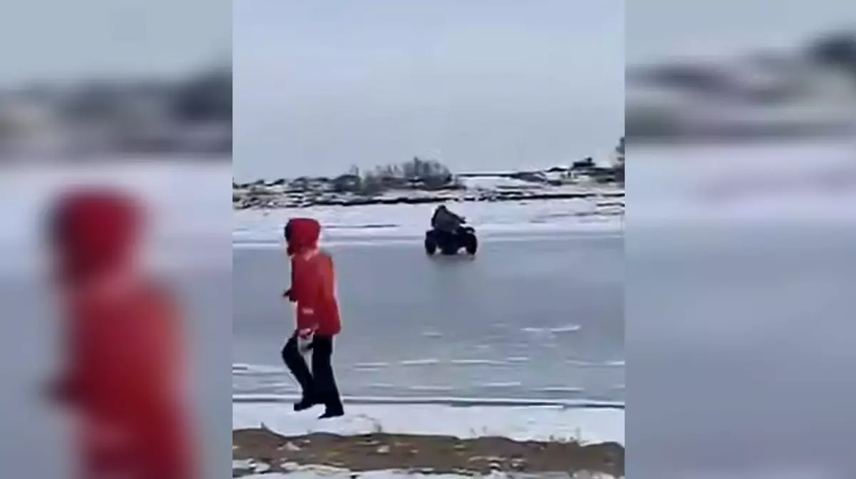 Инспекторы рыбнадзора провалились под лёд на квадроцикле во время рейда в Атырауской области