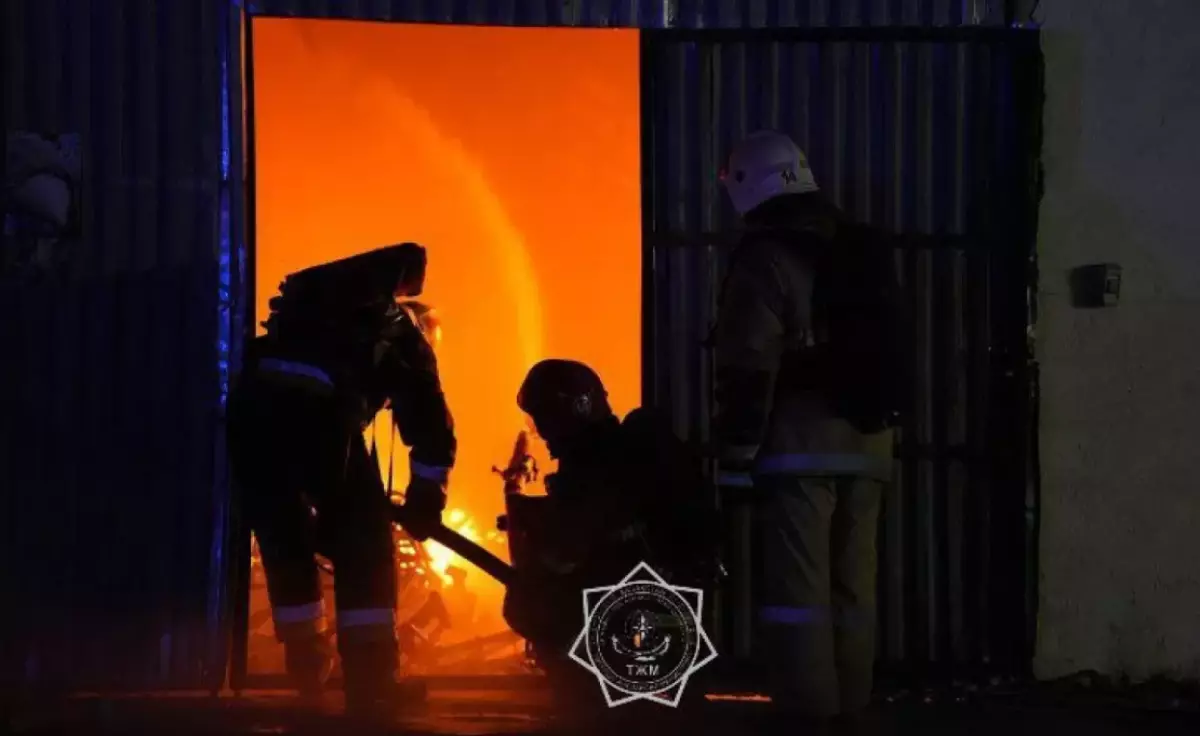 Алматыда ірі қойма отқа оранды (ФОТО)