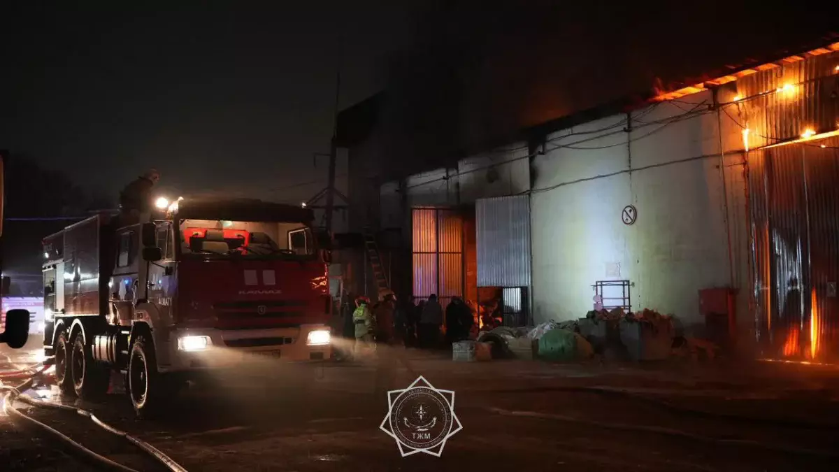 Мегаполисте қоймадан шыққан өрт толығымен сөндірілді