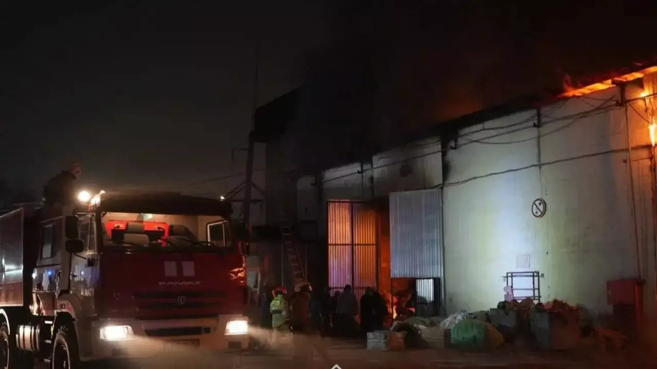 Алматыда 1900 шаршы метр қойма түнімен жанып кетті