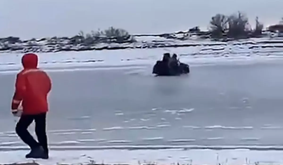 Рейд против браконьеров закончился ЧП: служебный квадроцикл ушёл под лед на Урале