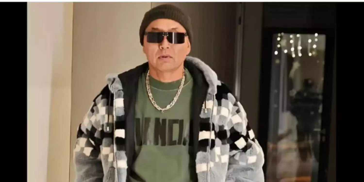 «Жасынан үлкен көрсетеді»: Тұрсын Алагөзовтің жаңа стилі желіде дау тудырды