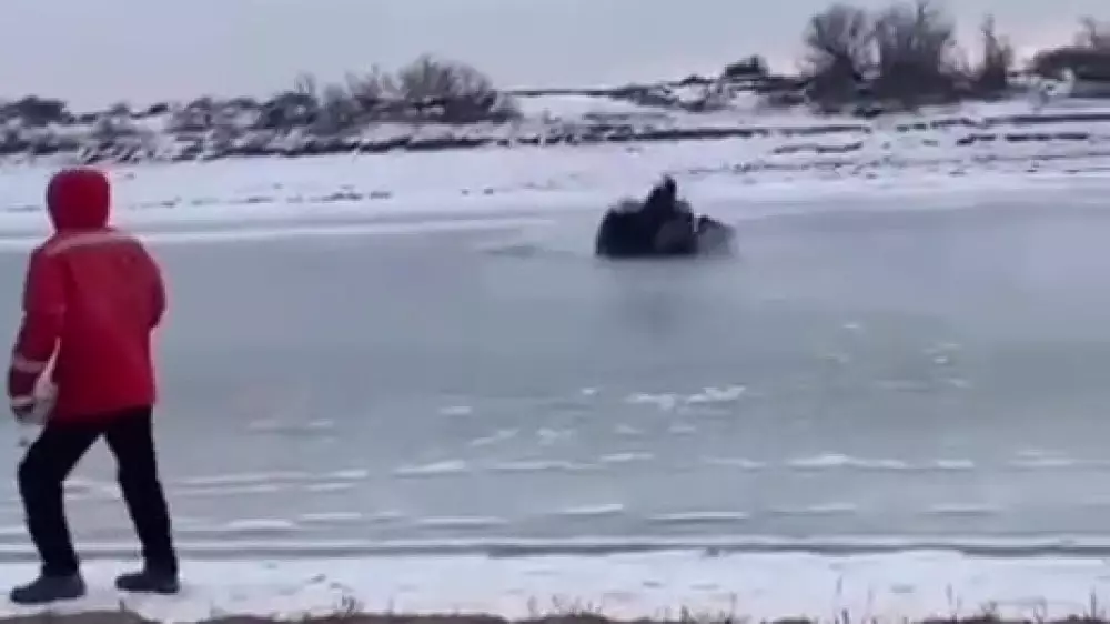 Инспекторы на квадроцикле провалились под лёд на реке Урал: видео