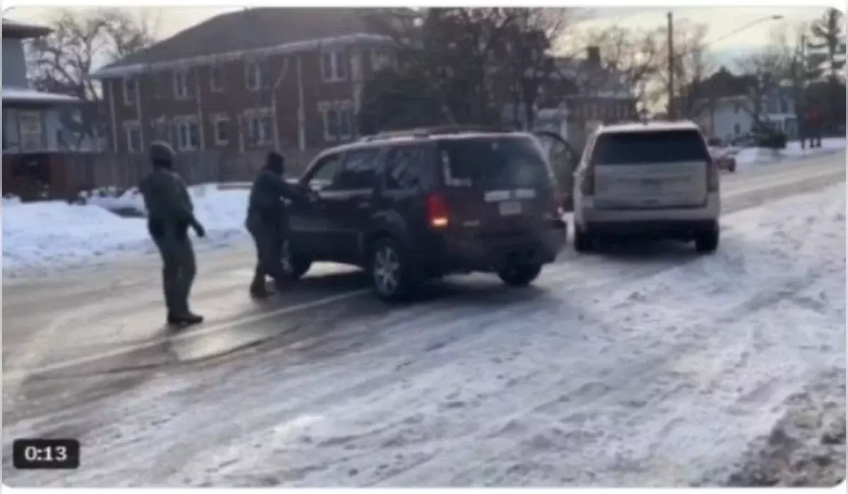АҚШ-та иммиграция қызметкері әйелді атып өлтірді (ВИДЕО)
