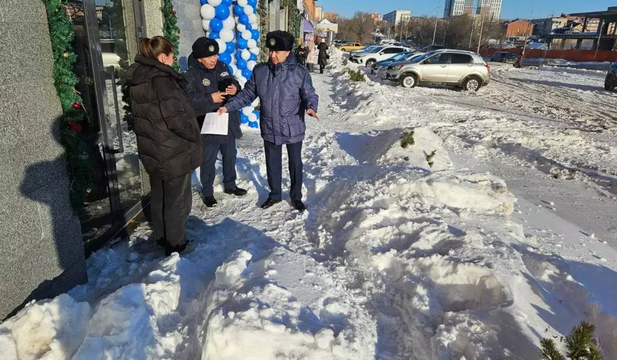 Қостанайда қар күремеген дүкен иелерін есік алдында полиция күтіп тұрған (ВИДЕО)