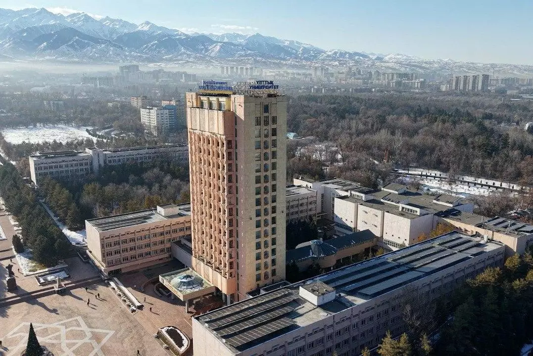 Солнечные панели установили на крыше университета в Алматы