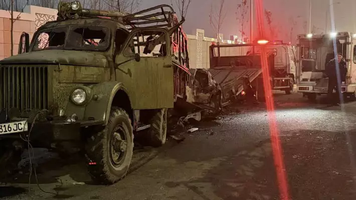 В Ташкенте Chevrolet Onix врезался в грузовик и загорелся, водитель погиб