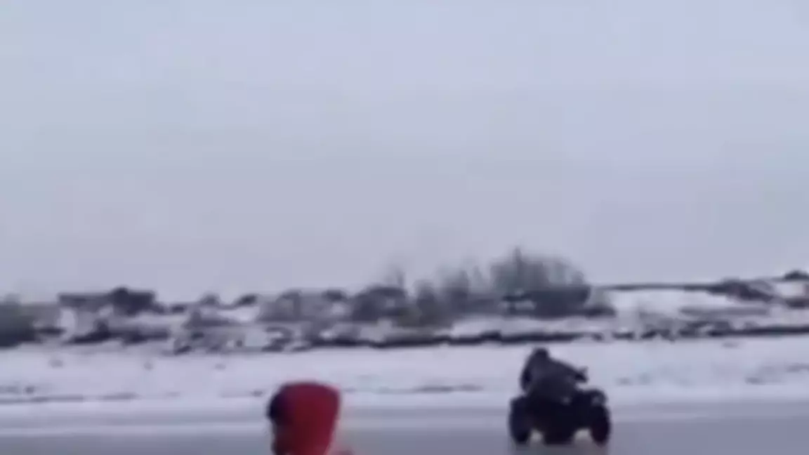 Атырау облысында рейд кезінде инспекторлардың квадроциклі мұз астына түсіп кеткен