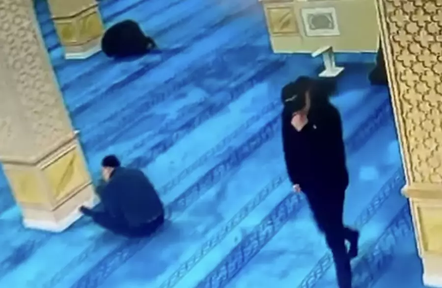 Алматыдағы мешіттерде ер адам намаз уақытында қылмыс жасаған (видео)