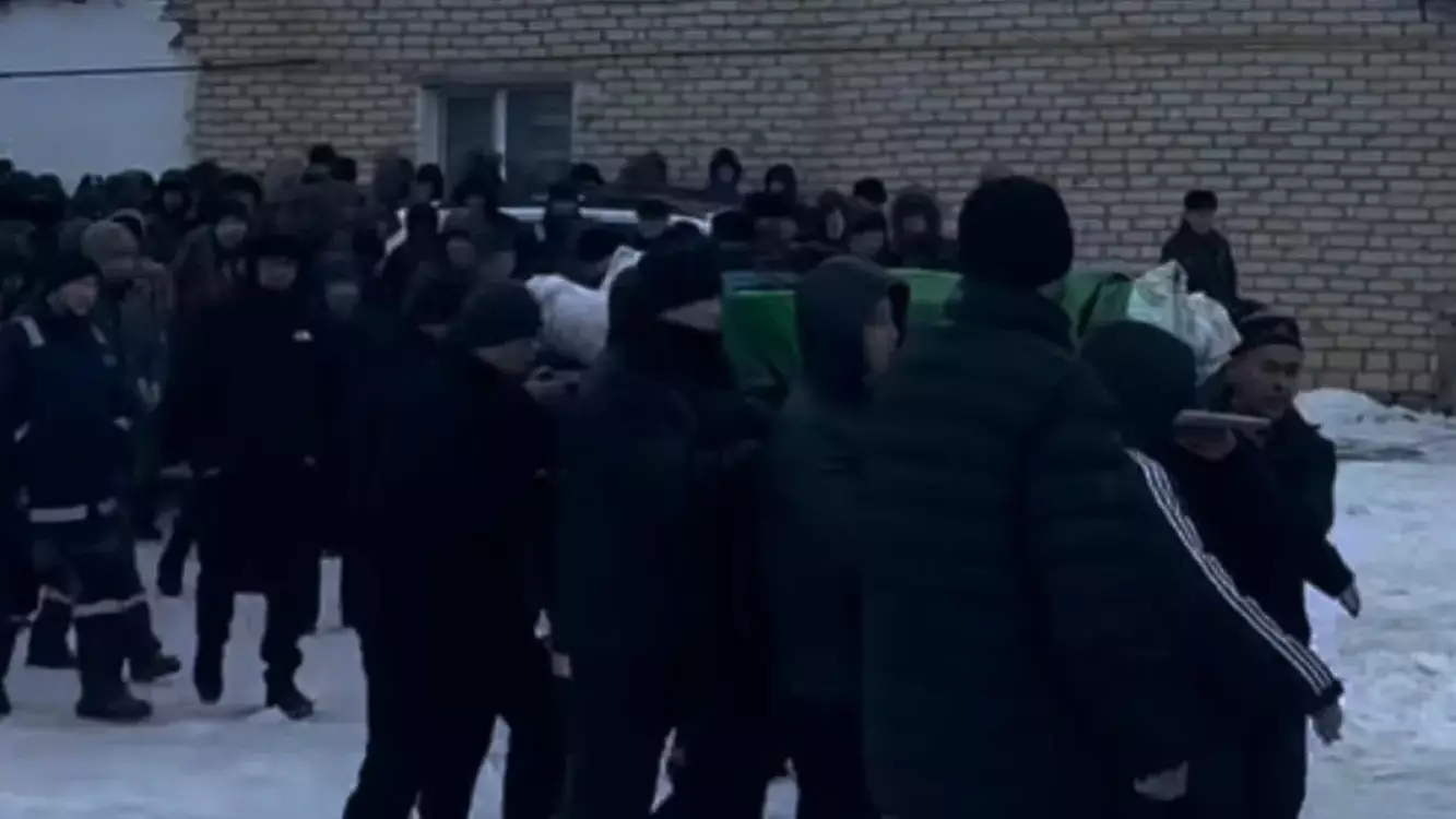 Атыраудағы жоғалған отбасы: Ауыл халқы ерлі-зайыптыны ақтық сапарға шығарып салды 