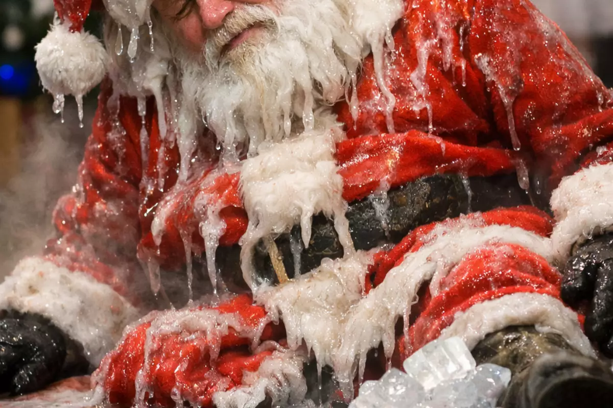 «Он тает»: необычная реакция детей на инсульт Деда Мороза в Москве