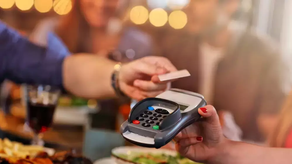 Цифрлық дәуірдегі әдеп: достармен ас ішкенде есепті қалай бөліскен дұрыс?