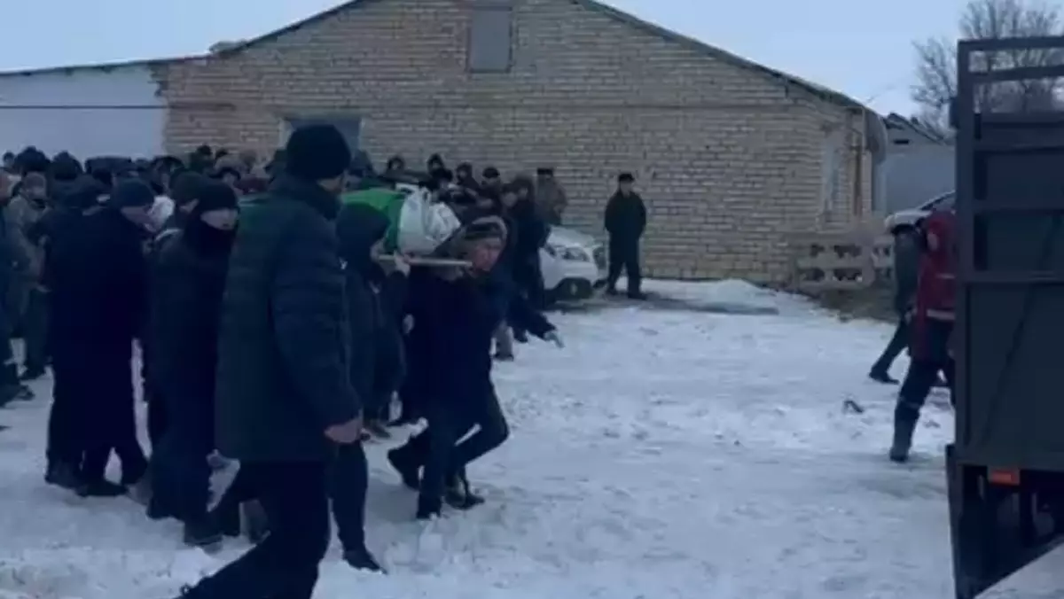 Найденных мертвыми супругов похоронили в Атырау