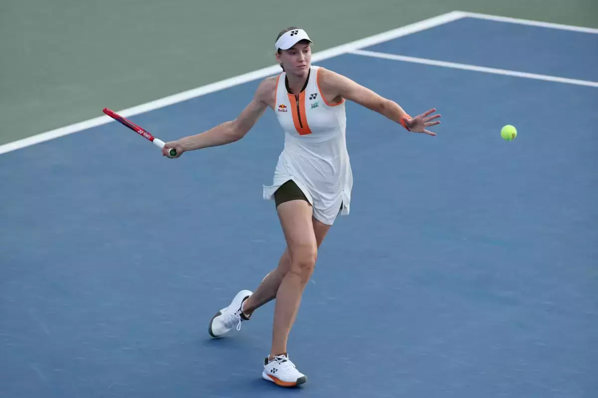 Елена Рыбакина вышла в первый четвертьфинал сезона