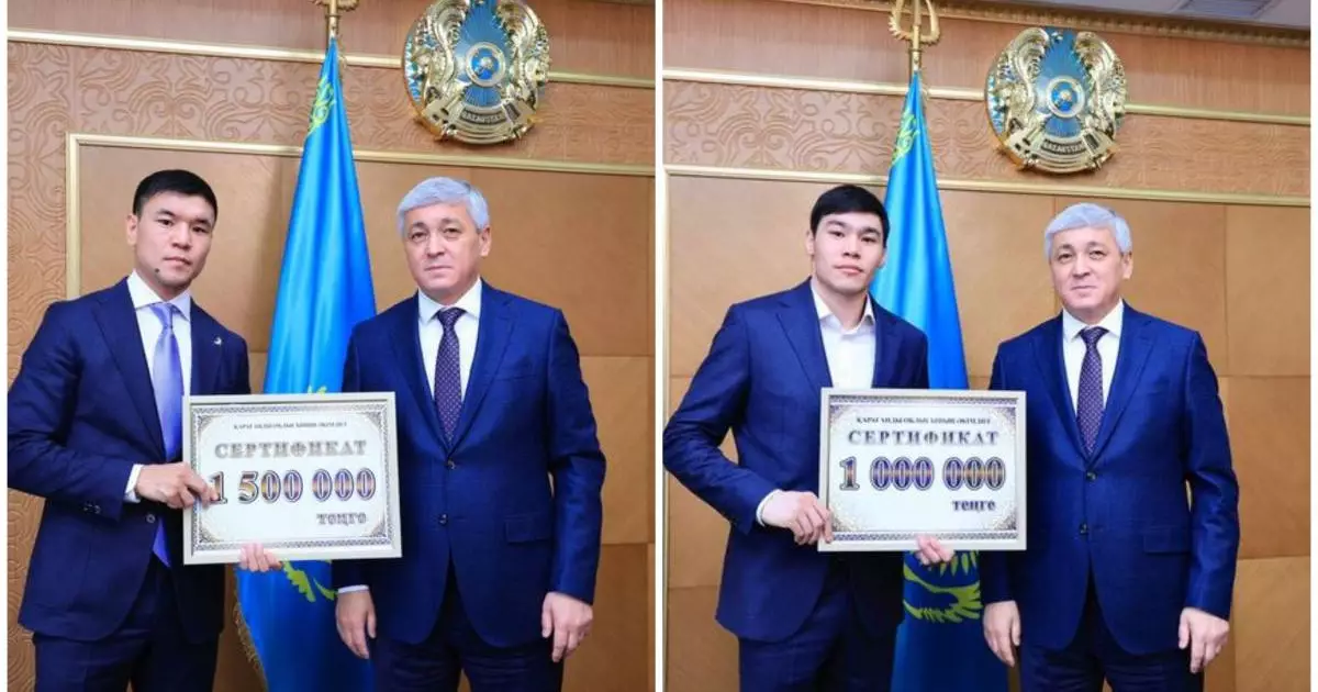  Қарағанды облысының әкімі екі спортшыға ақшалай сертификат табыстады 