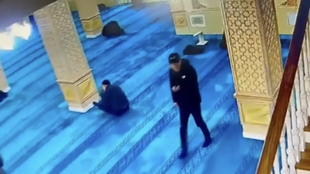 Алматыда мешітке келушілерді тонаған ер адам ұсталды (ВИДЕО)