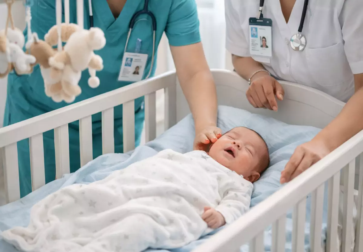 В Атырау шестидневный младенец едва не погиб дома