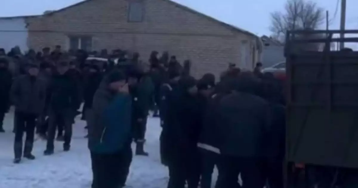  Атырауда жоғалған отбасы: Ерлі-зайыптыларды жерлеу рәсімі өтті 